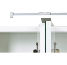 Detailansicht eines Schrankinneren mit LED-Leiste oben, weißen Türen und Scharnieren aus Metall.