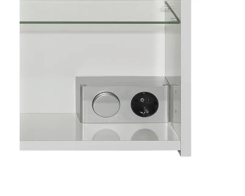 Steckdose und Lichtschalter in einer silbernen Box innerhalb eines Spiegelschranks mit Glasregal.