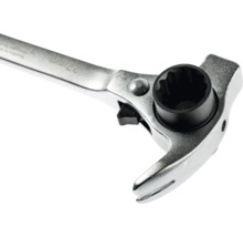 Gerüstbauratsche aus Metall mit umschaltbarer Ratschenfunktion und integriertem Steckschlüsseleinsatz.