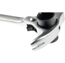 Nahaufnahme einer Gerüstbauratsche aus Metall mit Umschaltmechanismus.