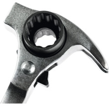 Detailaufnahme einer Gerüstbauratsche aus Metall mit Doppelnuss und Hammerklaue.