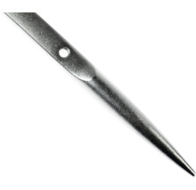 Spitzer Metallstift mit Loch zur Befestigung.