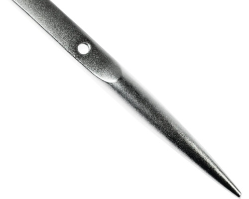 Spitzer Metallstift mit Loch zur Befestigung.