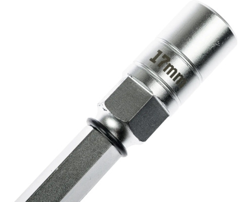 Steckschlüsseleinsatz 17 Millimeter aus Metall mit Sechskantschaft und Gummiring.