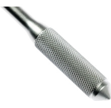 Metallgriff mit gerändelter Oberfläche für besseren Halt.