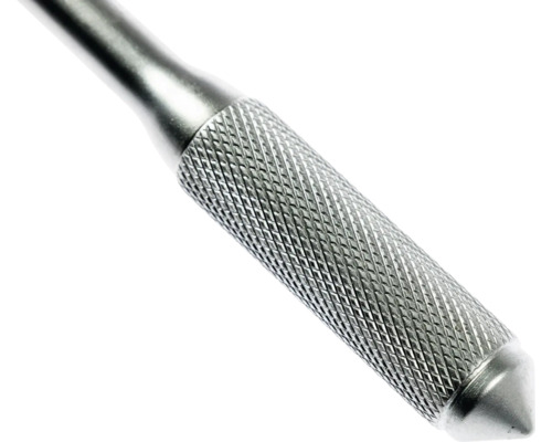 Metallgriff mit gerändelter Oberfläche für besseren Halt.