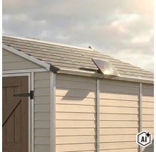 Ein kleines Solarpanel ist auf dem geneigten Dach eines Gartenhauses montiert, um Energie für die Beleuchtung oder Geräte zu gewinnen. (Image AI modified or generated)