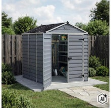 Gerätehaus aus Kunststoff mit Doppeltür und integrierten Regalen im Garten auf einer Betonplatte stehend. (Image AI modified or generated)