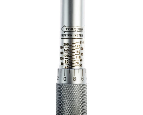 Nahaufnahme einer Drehmomentschlüssel-Skala in Newtonmetern mit Einstellgriff, Bereich von 40 bis 210 Newtonmeter.