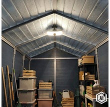 Innenansicht eines Kunststoff Gartenhauses mit Regalen, Aufbewahrungsboxen und einer montierten LED Deckenleuchte unter dem durchscheinenden Dach. (Image AI modified or generated)