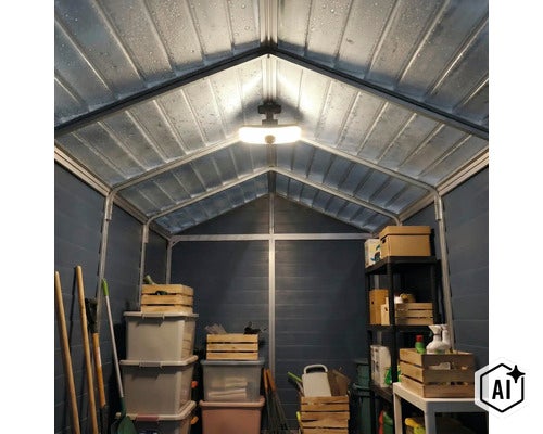 Innenansicht eines Kunststoff Gartenhauses mit Regalen, Aufbewahrungsboxen und einer montierten LED Deckenleuchte unter dem durchscheinenden Dach. (Image AI modified or generated)