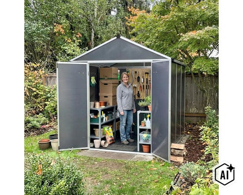 Frau steht in einem modernen Gartenhaus mit Doppeltür, Regalen, Wandaufbewahrung und Gartenwerkzeug in einem grünen Garten. (Image AI modified or generated)