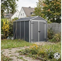 Gartenhaus aus Kunststoff mit Doppeltür in einem bepflanzten Garten mit Gehweg im Vordergrund. (Image AI modified or generated)
