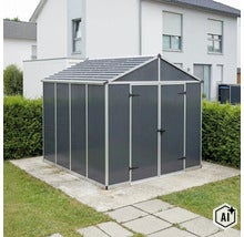 Modernes Gartenhaus aus Kunststoff mit Doppeltür und Satteldach auf einem betonierten Untergrund im Garten vor einem Wohnhaus. (Image AI modified or generated)