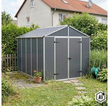 Gerätehaus aus Kunststoff mit Satteldach und Doppeltür stehend in einem Garten vor einer Hecke (Image AI modified or generated)