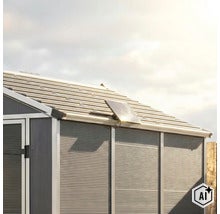 Solarmodul montiert auf dem Dach eines Metallgartenhauses (Image AI modified or generated)