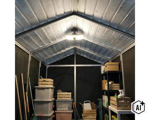 Innenansicht eines Gartenhauses mit Beleuchtung, Lagerregalen, Kunststoffboxen und Holzkisten für eine organisierte Aufbewahrung von Gartengeräten. (Image AI modified or generated)