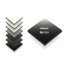 Farbmuster eines quadratischen Paneels in Schwarz RAL 9004, abgebildet neben einem Stapel weiterer Farbmuster.