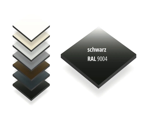 Farbmuster eines quadratischen Paneels in Schwarz RAL 9004, abgebildet neben einem Stapel weiterer Farbmuster.