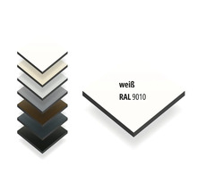 Quadratische HPL-Platte in Reinweiß RAL 9010 mit dunklem Kern neben einem Stapel verschiedenfarbiger Platten.
