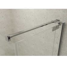 Stabilisierungsstange und Beschläge aus Metall für eine Duschwand aus Glas vor einer gefliesten Wand.