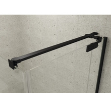 Schwarze Stabilisationsstange aus Metall für Duschwände aus Glas, montiert an einer hellen Wand in Steinoptik.