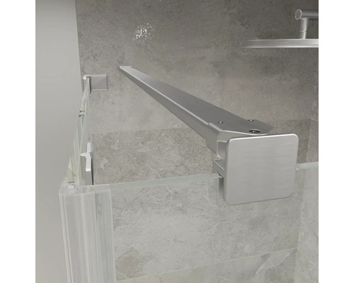 Detailansicht einer modernen Stabilisierungsstange aus Metall für eine Glasduschwand in einem hellen, gefliesten Badezimmer.