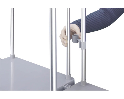 Hand montiert Kunststoffhalterung an Metallstange eines Regalsystems