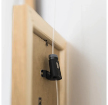 Bilderhaken für Galerieschienen mit Nylonseil zur Aufhängung von Bilderrahmen an der Rückseite.