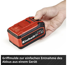 Einhell Power X-Change 8 Amperestunden Akku mit Griffmulde zur einfachen Entnahme aus einem Gerät, von einer Hand gehalten.