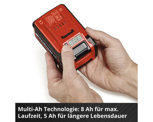 Einhell Power X-Change Akku mit Multi-Ah Technologie und digitaler Anzeige von 5 Amperestunden, in den Händen gehalten.