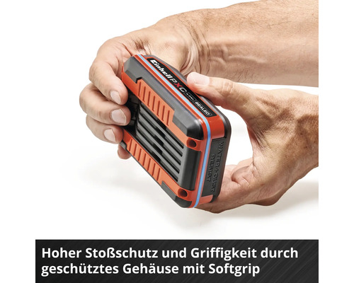 Hände halten einen Einhell Akku mit Softgrip Gehäuse für hohen Stoßschutz.