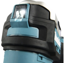 Nahaufnahme eines Makita Akku-Werkzeugs mit eingeschalteter, integrierter LED-Arbeitsleuchte.