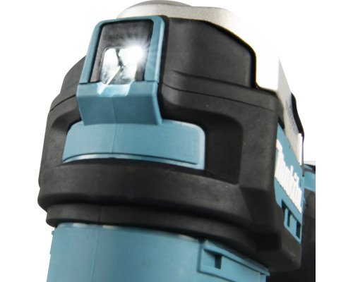 Nahaufnahme eines Makita Akku-Werkzeugs mit eingeschalteter, integrierter LED-Arbeitsleuchte.