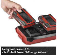 Einhell Power X-Change Doppel-Ladegerät mit einem Akku, während ein zweiter Akku per Hand eingesetzt wird.