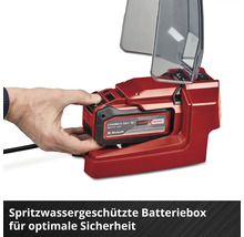 Hand setzt einen Einhell Power X-Change 18 Volt Akku in eine spritzwassergeschützte Batteriebox mit geöffnetem Klarsichtdeckel ein.