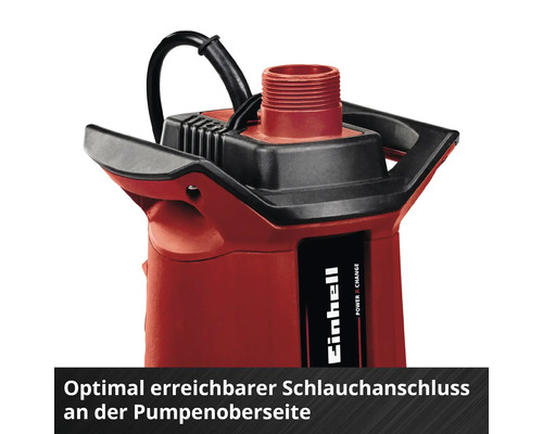 Detailansicht der Oberseite einer Einhell Tauchpumpe mit leicht erreichbarem Schlauchanschluss und Tragegriff.