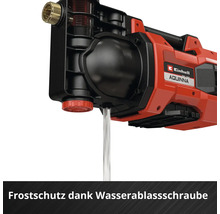 Akku-Gartenpumpe Einhell Aquinna mit Wasserstrahl aus der Wasserablassschraube für Frostschutz und Einhell Logo.
