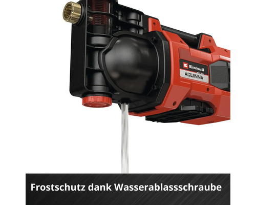 Akku-Gartenpumpe Einhell Aquinna mit Wasserstrahl aus der Wasserablassschraube für Frostschutz und Einhell Logo.