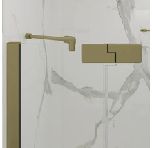 Detailansicht einer Glas-Duschabtrennung mit goldfarbenem Scharnier, Haltestange und Profil vor einer Wand in Marmoroptik.