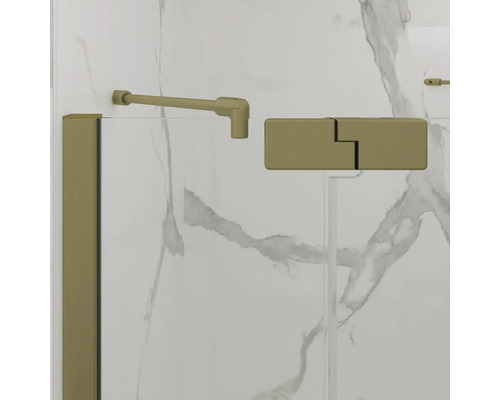 Detailansicht einer Glas-Duschabtrennung mit goldfarbenem Scharnier, Haltestange und Profil vor einer Wand in Marmoroptik.
