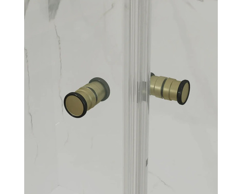 Zylindrische Türgriffe in Goldoptik mit schwarzen Details an einer gläsernen Duschwand vor einer marmorierten Wand.