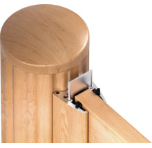 Detailansicht eines Pfostenanschlusses aus Holz mit Metallschiene und abgerundeter Pfostenkappe.