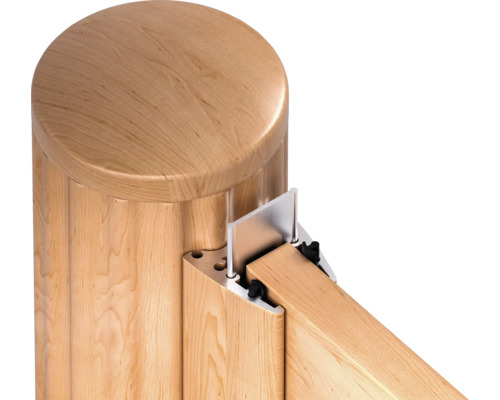 Detailansicht eines Pfostenanschlusses aus Holz mit Metallschiene und abgerundeter Pfostenkappe.