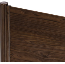 Detailansicht eines Sichtschutzelements aus Holz mit natürlicher Holzmaserung, befestigt an einem Pfosten.