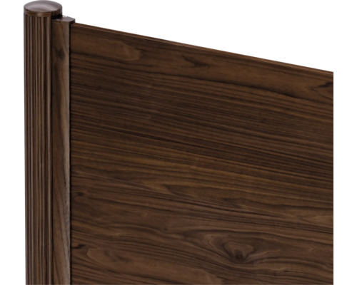 Detailansicht eines Sichtschutzelements aus Holz mit natürlicher Holzmaserung, befestigt an einem Pfosten.