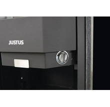 Detailaufnahme eines Justus Kaminofens mit Justus Logo, Drehregler und Griffleiste.