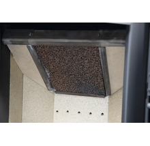 Nahaufnahme eines Katalysator-Filters in einem Kaminofen mit poröser Oberfläche, Metallrahmen und Brennraumauskleidung.