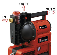 Einhell Gartenpumpe mit Kennzeichnung der Wasseranschlüsse für einen Zulauf und zwei Abläufe, integriertem Filter und Druckanzeige.