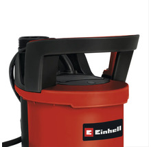 Nahaufnahme einer Einhell Tauchpumpe mit schwarzem Tragegriff und Einhell Logo.